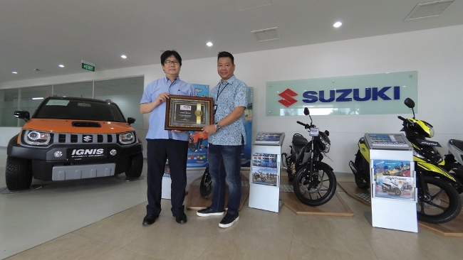 Setiawan Surya dari Suzuki menerima penghargaan dari Autobild